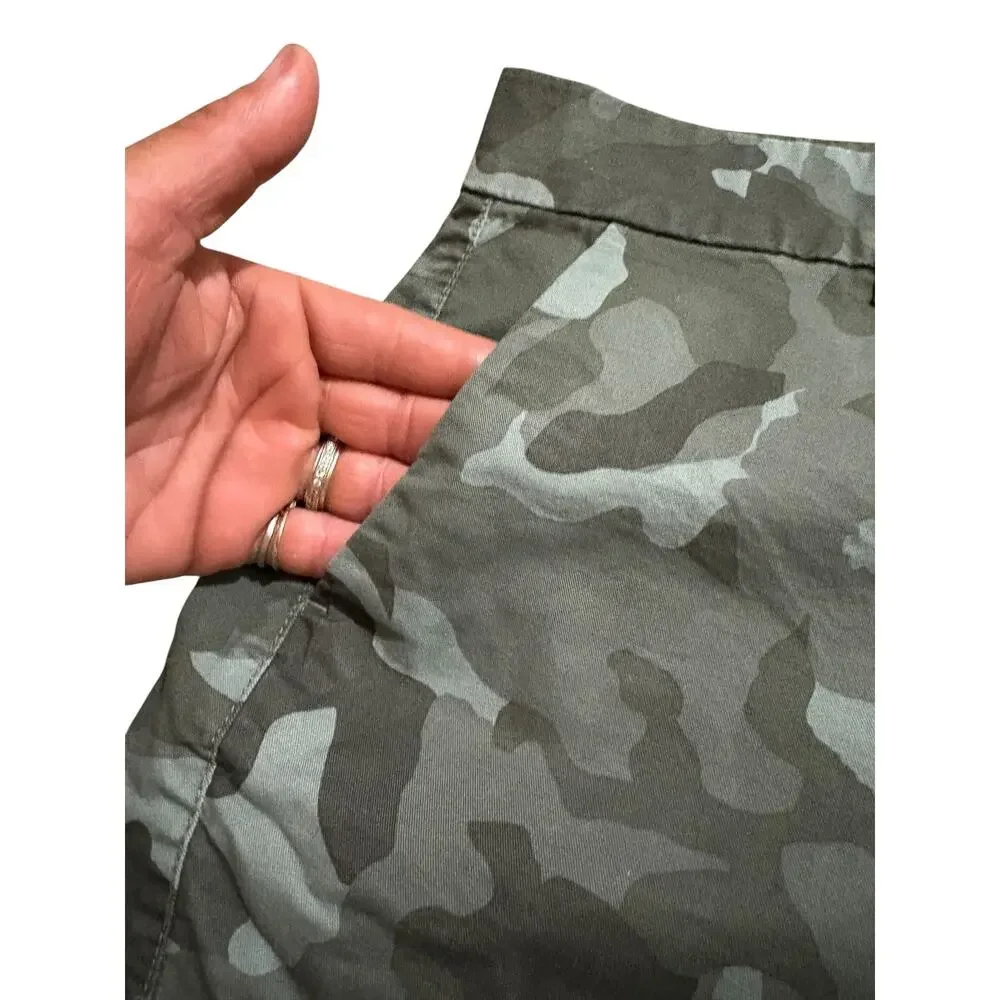 Old Navy EveryDay Camouflage Mid-Rise Shorts sz 6